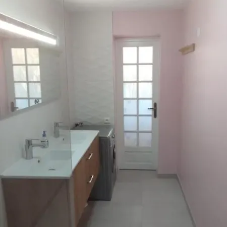 T3 Proche Centre Et Renecros-garage Apartment Bandol